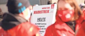 Nicht ums Geld allein geht es den Metallern im Osten; sie arbeiten jede Woche drei Stunden länger als die Kollegen im Westen.