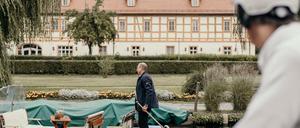Ein guter Grund für ein Päuschen: Der Fachwerk-Marstall des Schlosses Lübbenau.