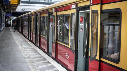Mit der S-Bahn durch Berlin.
