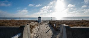 Ein menschenleerer Strandzugang an der Ostsee