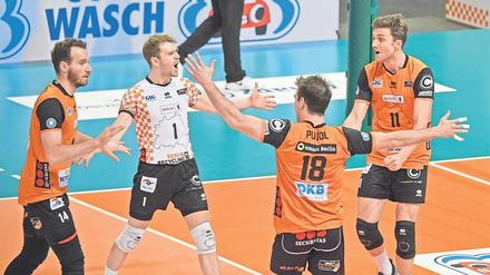 Lasst uns feiern. Die BR Volleys bekommen es in den Play-offs mit den Netzhoppers zu tun, der großen Überraschungsmannschaft in dieser Saison.