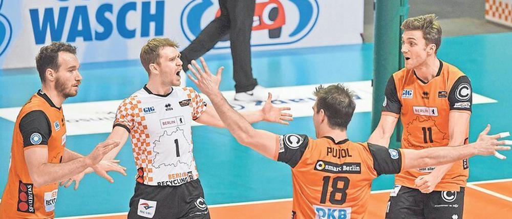 Lasst uns feiern. Die BR Volleys bekommen es in den Play-offs mit den Netzhoppers zu tun, der großen Überraschungsmannschaft in dieser Saison.