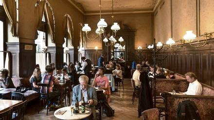 Wo alle einfach sein dürfen. Im Wiener Kaffeehaus Sperl vergeht bei einem Braunen Stunde um Stunde. 