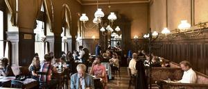 Wo alle einfach sein dürfen. Im Wiener Kaffeehaus Sperl vergeht bei einem Braunen Stunde um Stunde. 