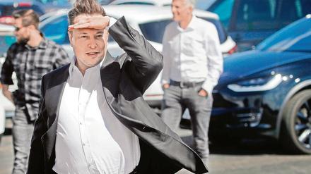 Die Zukunft im Blick. Tesla-Gründer Elon Musk, hier bei seinem Besuch Anfang September 2020 in Grünheide, hatte Berlin als Standort für Forschung und Entwicklung ins Gespräch gebracht. Konkret wurde er dabei bisher nicht. Foto: Odd Andersen/AFP