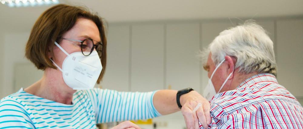 Die Hausärztin Birgitt Lucas verabreicht einem Patienten die erste Impfung gegen Covid-19. Stadt und Landkreis Hof (Bayern) möchten im Rahmen eines Pilotprojektes Corona-Impfungen durch Hausarztpraxen erproben.