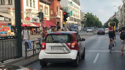 Auto- und Radfahrer an einer roten Ampel in der Hermannstraße in Berlin-Neukölln.