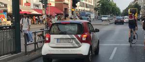 Auto- und Radfahrer an einer roten Ampel in der Hermannstraße in Berlin-Neukölln.