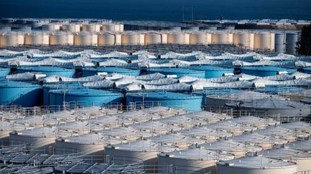 Tanks mit kontaminiertem Kühlwasser auf dem Gelände des Atomkraftwerks Fukushima in Japan. 