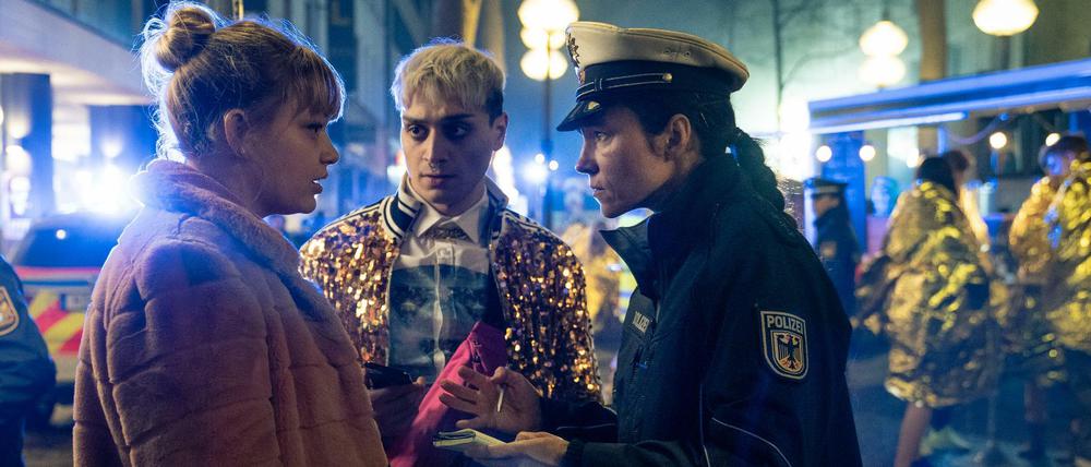 Keine coole Party-Location: Nach einem Brand während eines Raves unter Münchens Hauptbahnhof vermisst Nellie (Lilly Charlotte Dreesen, li.) ihren Bruder Max. Ihr Influencer-Freund Janosch (Yasin Boynuince) ist ihr keine große Hilfe. 