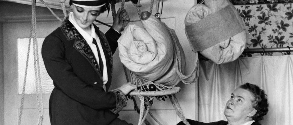 Käthe Paulus (r.) präsentiert ihren Fallschirm mit einer lebensgroßen Puppe.