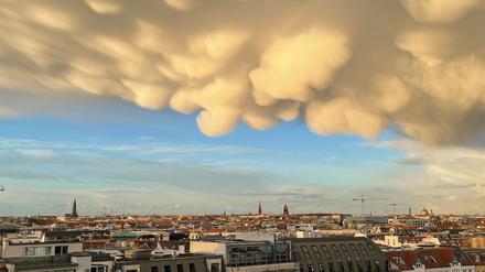 Die unten gewölbten Mammatus-Wolken über den Hackeschen Markt in Berlin.