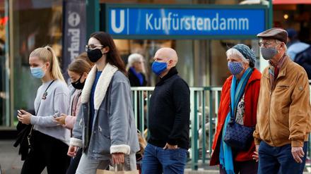 Passanten auf dem Ku'damm in Berlin.