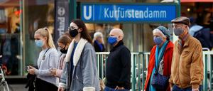 Passanten auf dem Ku'damm in Berlin.