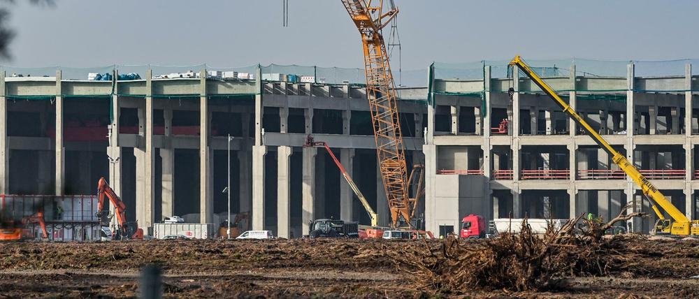 Eine öffentliche Anhörung von Kritikern hatte für einen zeitlichen Verzug beim Weiterbau der Tesla-Fabrik in Grünheide gesorgt.