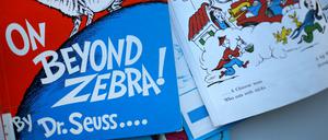 Rassistische Klischees? Dieser Chinese soll nicht mehr mit Stäbchen essen dürfen. Blick in Dr. Seuss' "On Beyond Zebra!", das in den USA vom Markt genommen wird.
