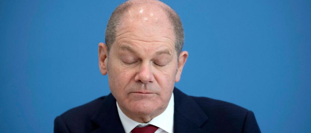 Augen zu und...: Finanzminister Olaf Scholz bereitet einen Nachschlag im Etat vor.