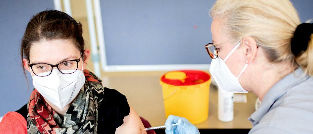 Bis voraussichtlich Mitte April werden Impfungen in Impfzentren die einzige Möglichkeit zur Immunisierung bleiben.