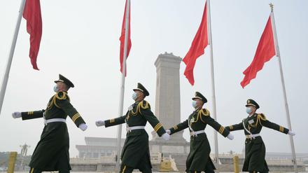 Volkskongress in China: Polizisten marschieren auf dem Platz des Himmlischen Friedens in Peking.