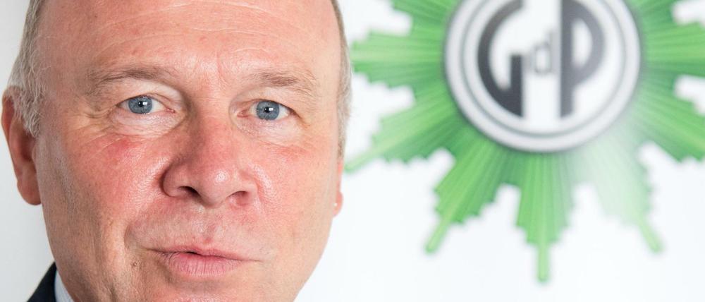 Dietmar Schilff, stellvertretender Bundesvorsitzender der Gewerkschaft der Polizei GdP, vor dem Logo der GdP. Die GdP will keine AfD-Mitglieder in ihren Reihen.