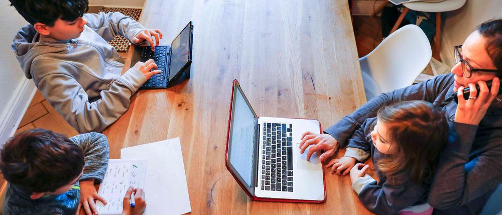 Frauen übernehmen im Homeoffice eher die Kinderbetreuung als Männer.