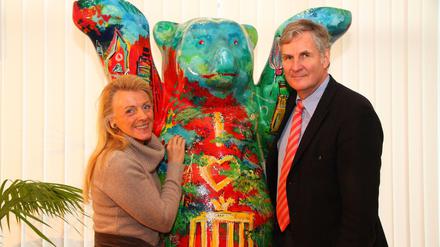 Mit Kunst anderen helfen: Eva und Klaus Herlitz mit einem Buddy Bären in Schöneberg.