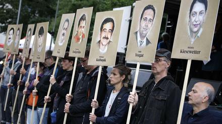 Opfer ausgespäht. Die Terrorzelle NSU legte Feindlisten mit tausenden Daten potenzieller Angriffsziele an. Auf dem Foto zeigen Demonstranten Bilder der ermordeten Opfer
