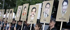 Opfer ausgespäht. Die Terrorzelle NSU legte Feindlisten mit tausenden Daten potenzieller Angriffsziele an. Auf dem Foto zeigen Demonstranten Bilder der ermordeten Opfer