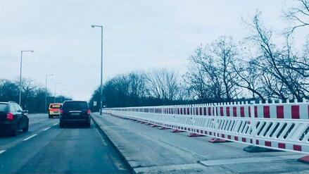 März 2021: Der alte Bauzaun ist weg - dafür steht plötzlich ein besonders dominantes Exemplar hier. Kurz danach wurde der "Mini-Guard" am Fahrbahnrand installiert.