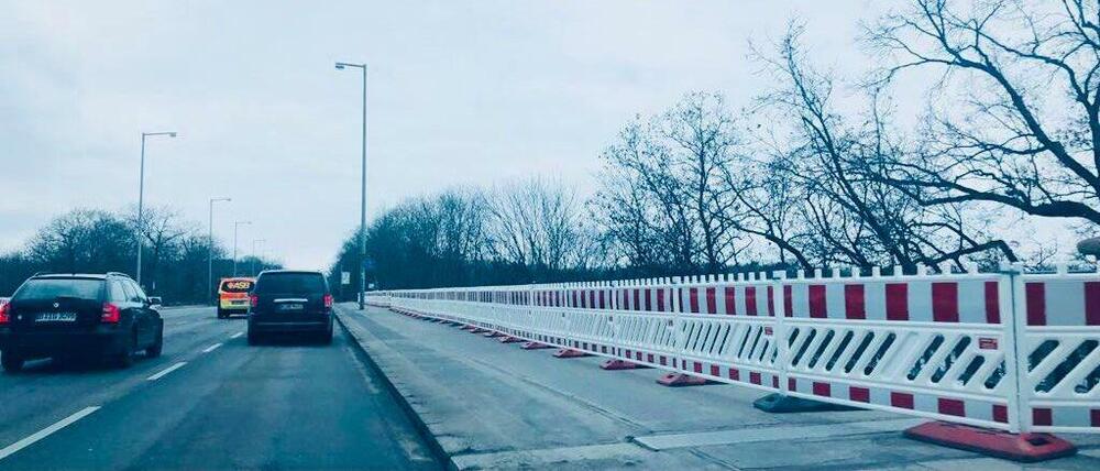 März 2021: Der alte Bauzaun ist weg - dafür steht plötzlich ein besonders dominantes Exemplar hier. Kurz danach wurde der "Mini-Guard" am Fahrbahnrand installiert.