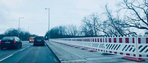 März 2021: Der alte Bauzaun ist weg - dafür steht plötzlich ein besonders dominantes Exemplar hier. Kurz danach wurde der "Mini-Guard" am Fahrbahnrand installiert.