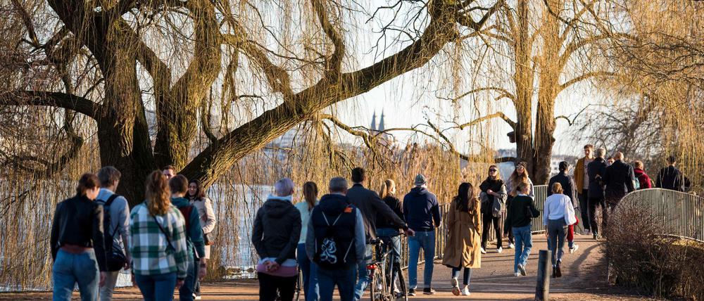 Bei viel Andrang herrscht an der Alster am Wochenende Maskenpflicht. Für Jogger gilt das nicht.