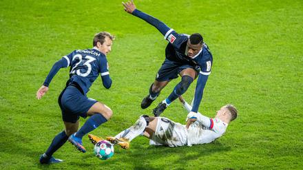 Hier am Boden - am Ende aber obenauf: der HSV.
