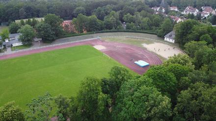 Links der markante Uhrenturm, viele Sitzplätze, prima Rasen. Das Foto machte Newsletter-Leser Denis Roters.