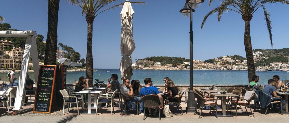 Promendade am Port de Soller auf Mallorca.