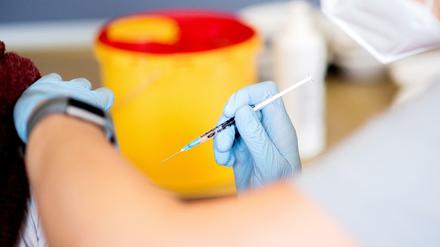Ersehnter Piks. Viele Ärzte - und Patienten hoffen auf eine baldige Möglichkeit, gegen Covid zu impfen.