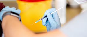 Ersehnter Piks. Viele Ärzte - und Patienten hoffen auf eine baldige Möglichkeit, gegen Covid zu impfen.