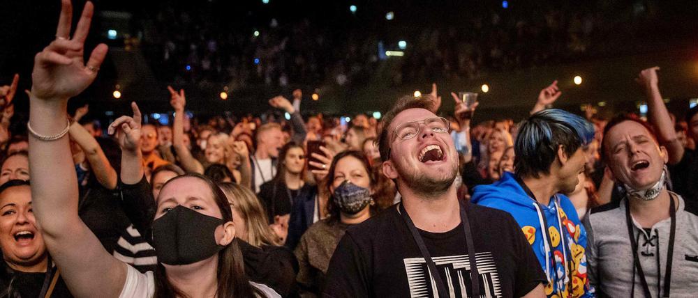 Besucher eines Konzertes in Amsterdam, bei dem heruasgefunden werden soll, wie Massenveranstaltung Corona-sicher werden können