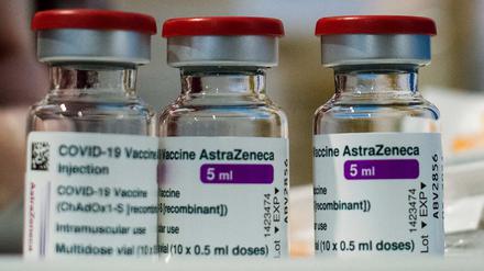 Ampullen des Impfstoffs von Astrazeneca.