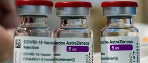 Ampullen des Impfstoffs von Astrazeneca.