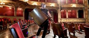 Live-Erlebnisse sind unersetzbar. Und sei es auch in einem Zuschauerraum, in dem die Hälfte der Sitze fehlt, wie hier im Berliner Ensemble.