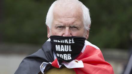 Kulturschocker Maske. Während in Asien praktisch jeder freiwillig Maske trägt, empfinden hierzulande manche die Maske als „Maulkorb“.