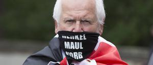Kulturschocker Maske. Während in Asien praktisch jeder freiwillig Maske trägt, empfinden hierzulande manche die Maske als „Maulkorb“.