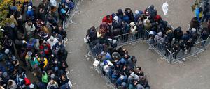 Bitte warten Sie! Das Behördenversagen während der Flüchtlingskrise 2015 ist unvergessen. Das Foto zeigt die Warteschlange vorm Berliner Lageso.