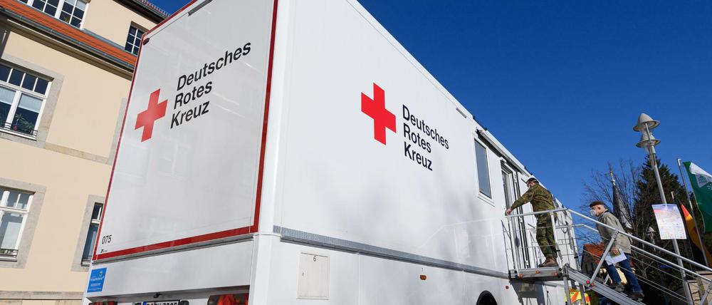 Brav retten und immer die Klappe halten? Eine DRK-Besatzung hat "Corona-Rebellen" die Meinung gegeigt.