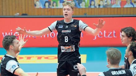 Hohes Niveau. Anton Brehme gelang der Punkt zum Gewinn des ersten Satzes. Auch wenn es anschließend für ihn und seine Teamkollegen etwas schwieriger wurde, so geriet der Auftaktsieg in der Best-of-Three-Serie gegen Bestensee nie in Gefahr. 