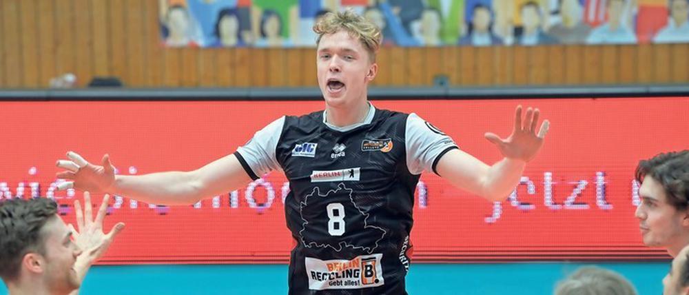 Hohes Niveau. Anton Brehme gelang der Punkt zum Gewinn des ersten Satzes. Auch wenn es anschließend für ihn und seine Teamkollegen etwas schwieriger wurde, so geriet der Auftaktsieg in der Best-of-Three-Serie gegen Bestensee nie in Gefahr.
