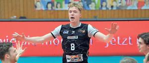 Hohes Niveau. Anton Brehme gelang der Punkt zum Gewinn des ersten Satzes. Auch wenn es anschließend für ihn und seine Teamkollegen etwas schwieriger wurde, so geriet der Auftaktsieg in der Best-of-Three-Serie gegen Bestensee nie in Gefahr. 