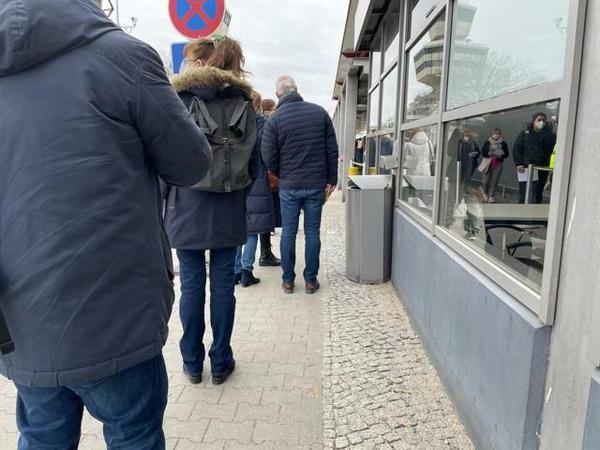 Beruhigend voll und gut organisiert: Die Impfung in Tegel.