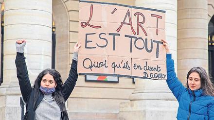 Sperrt die Kultur auf! Protestierende vor dem Théâtre de l'Odéon in Paris. 